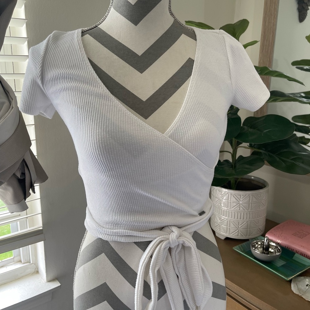 Hollister White Wrap Tie Front Crop Top